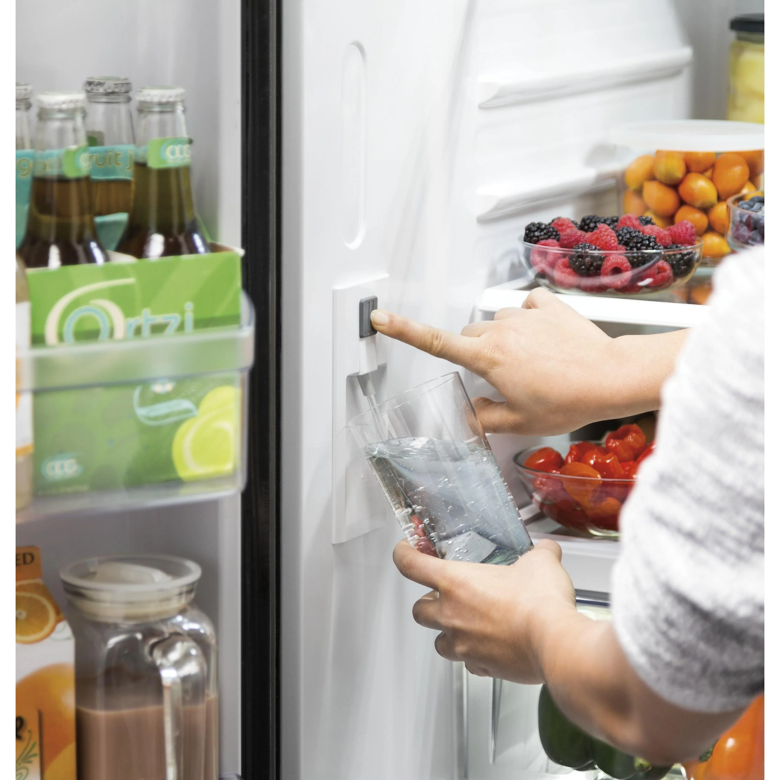 GE 36-inch, 27 cu.ft. Freestanding French 3-Door Refrigerator with Internal Water Dispenser GNE27JGMBB - Image 3