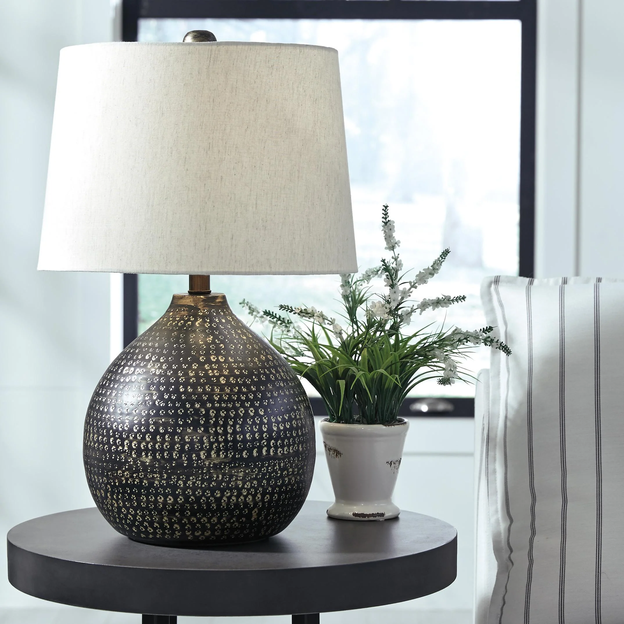 Signature Design by Ashley Maire Table Lamp L207294 - Image 2