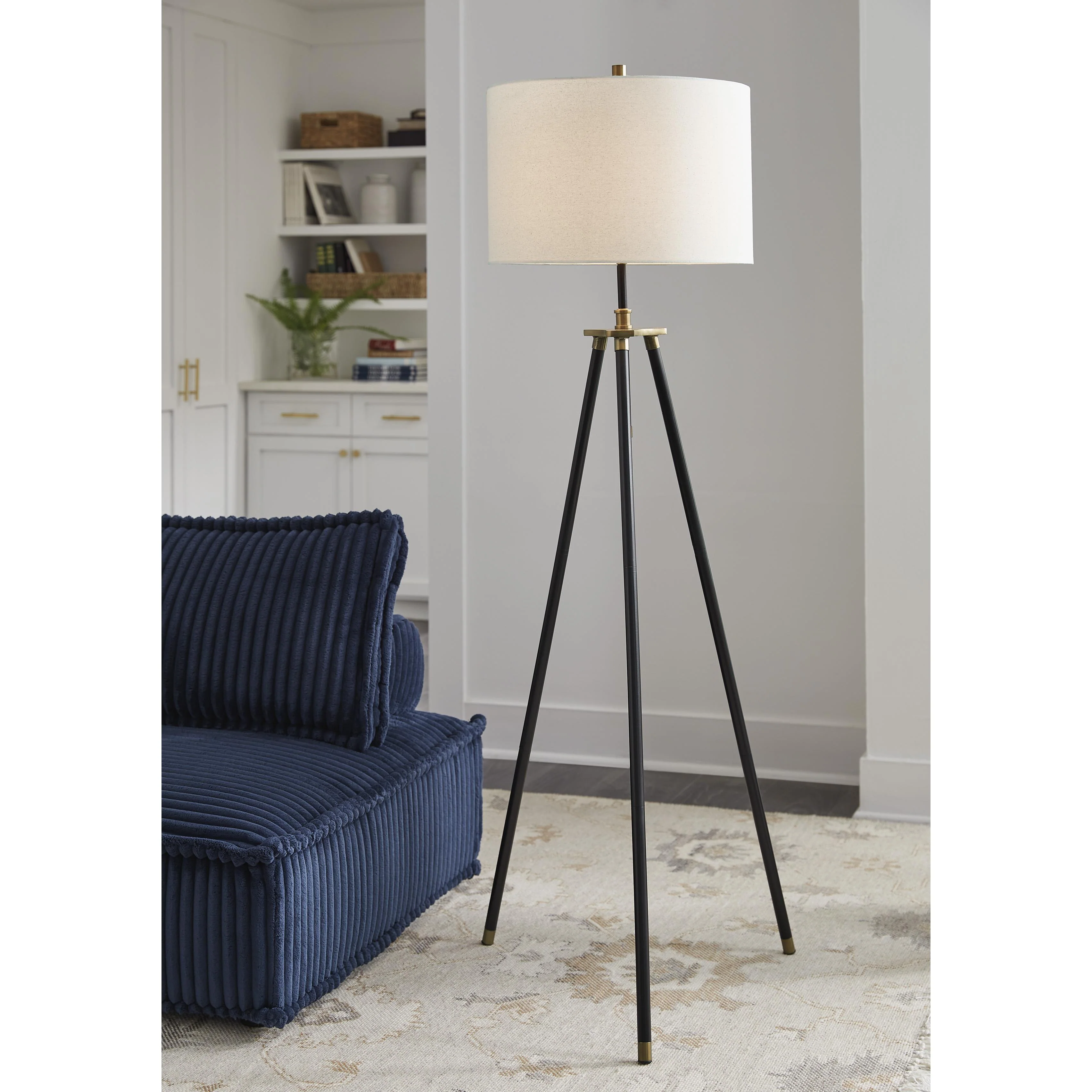 Signature Design by Ashley Cashner L206101 Metal Floor Lamp - Image 2