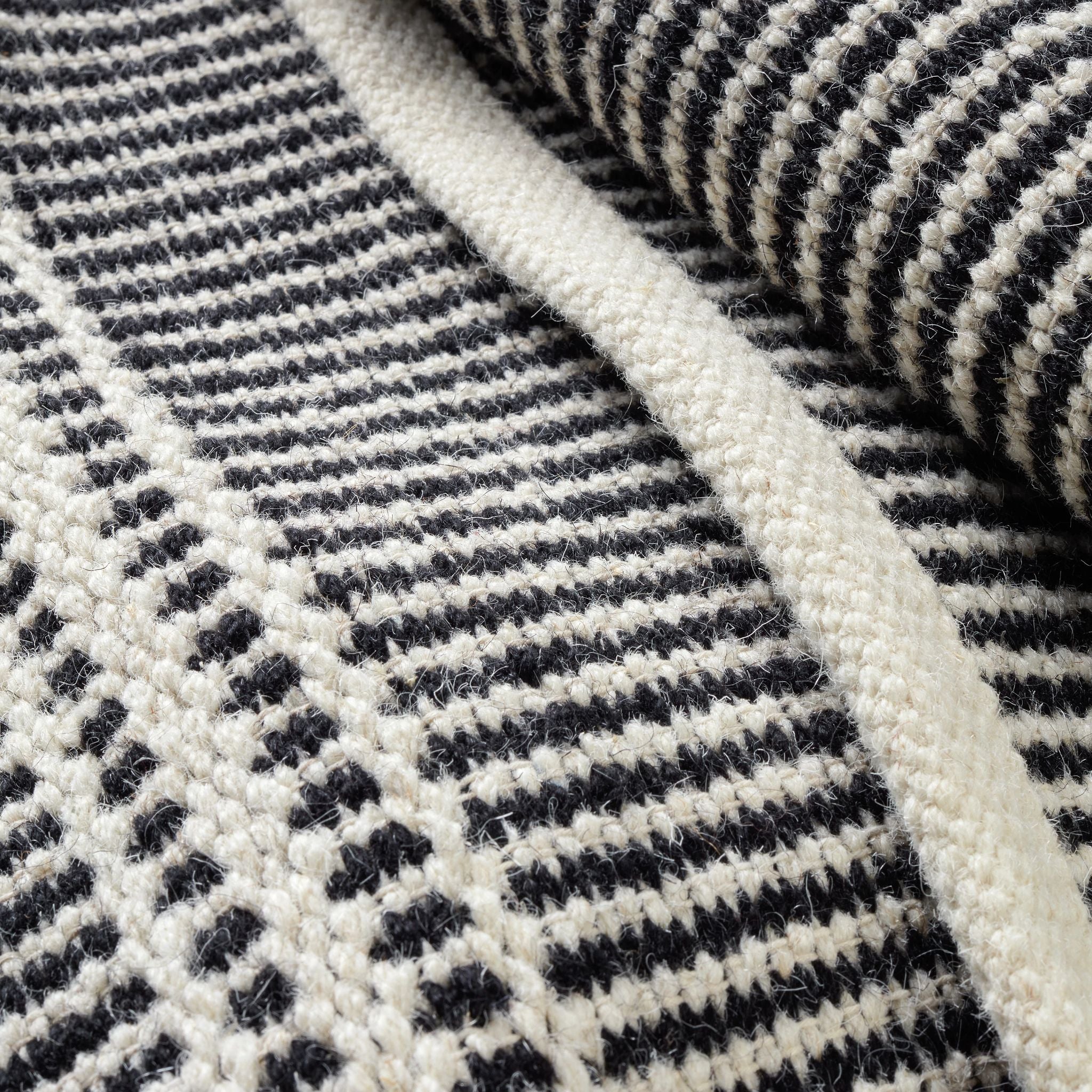 Malta Black/Ivory Handwoven Wool Rug - Image 3