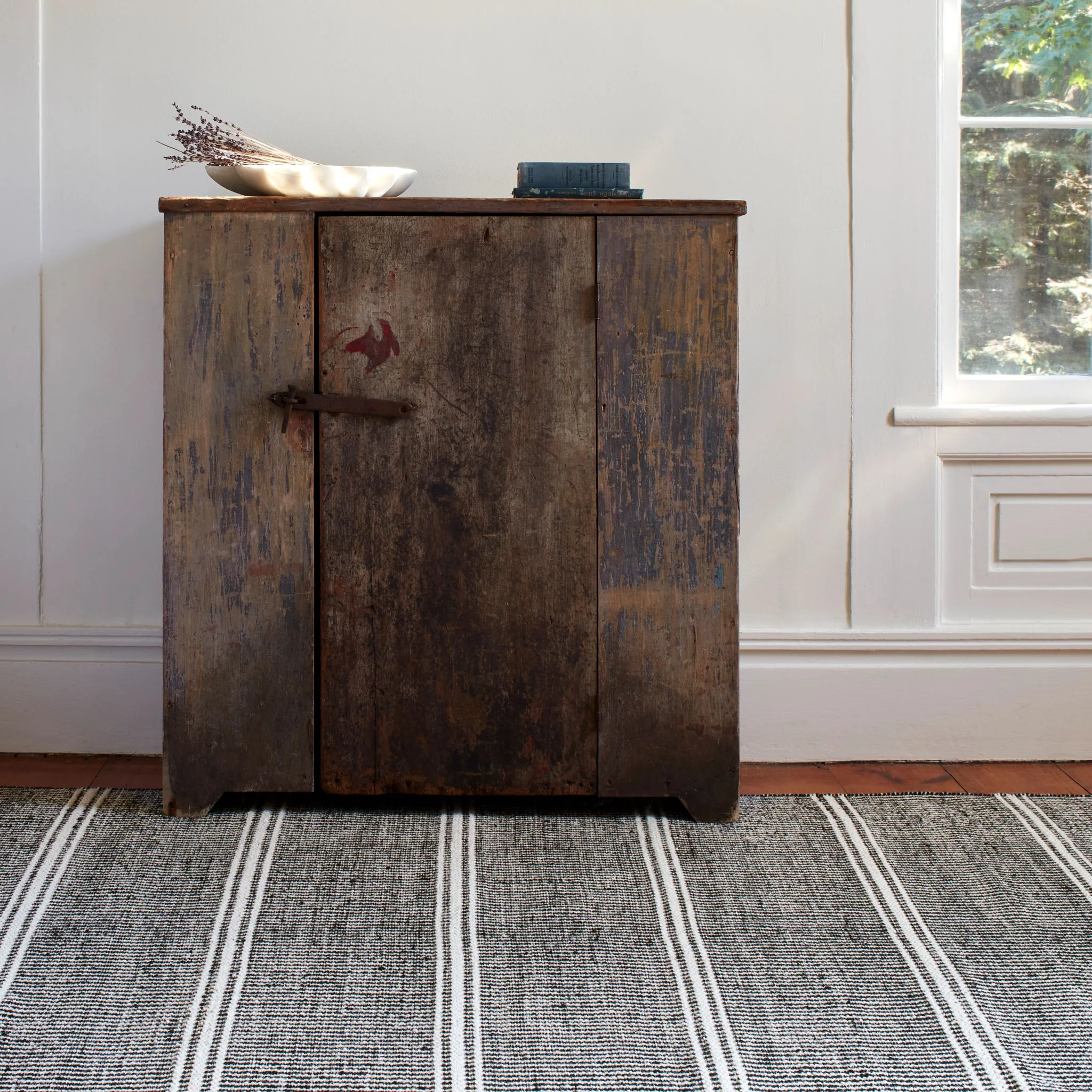 Malta Black/Ivory Handwoven Wool Rug - Image 2