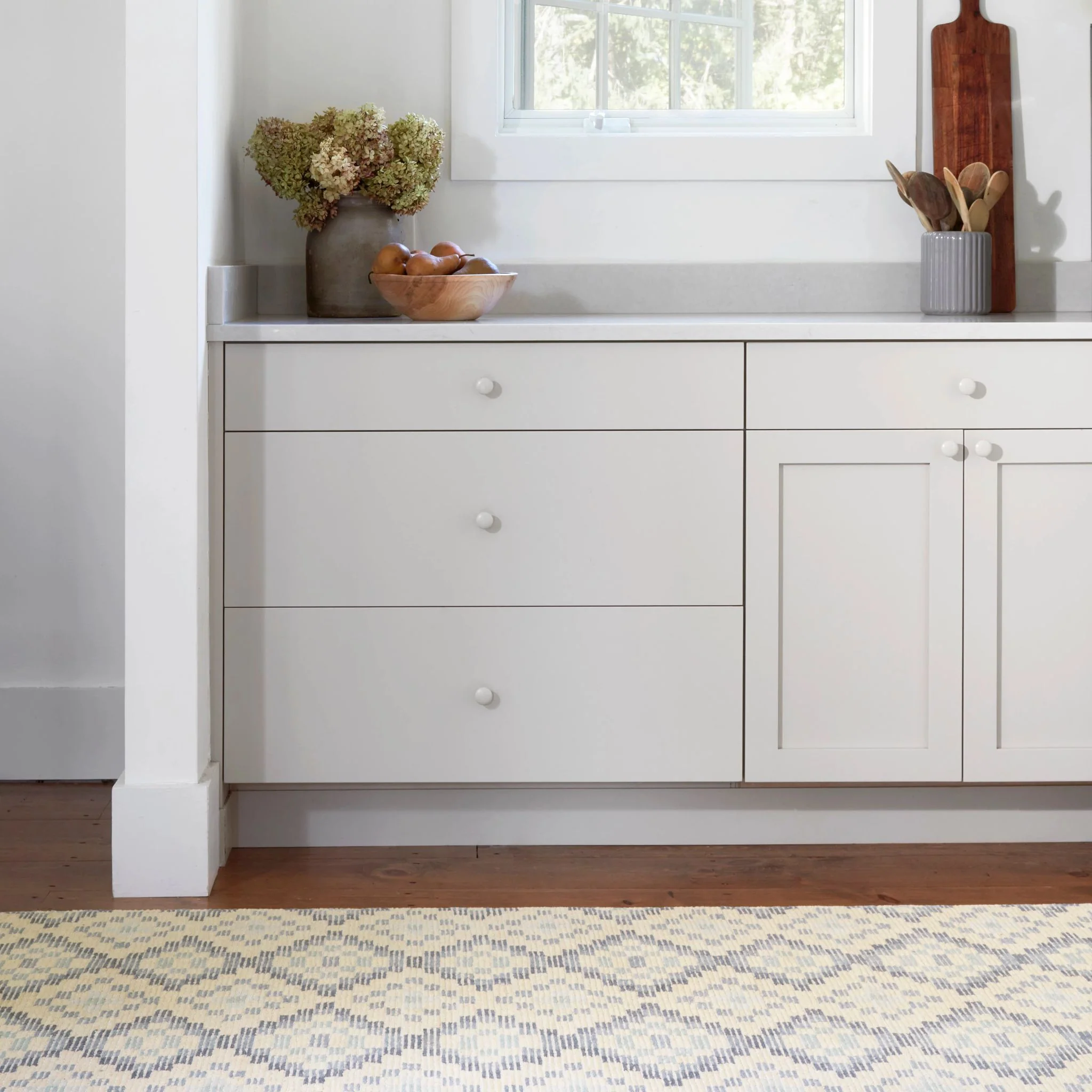 Diamond Cove Blue Hand Tufted Wool Rug - Image 3