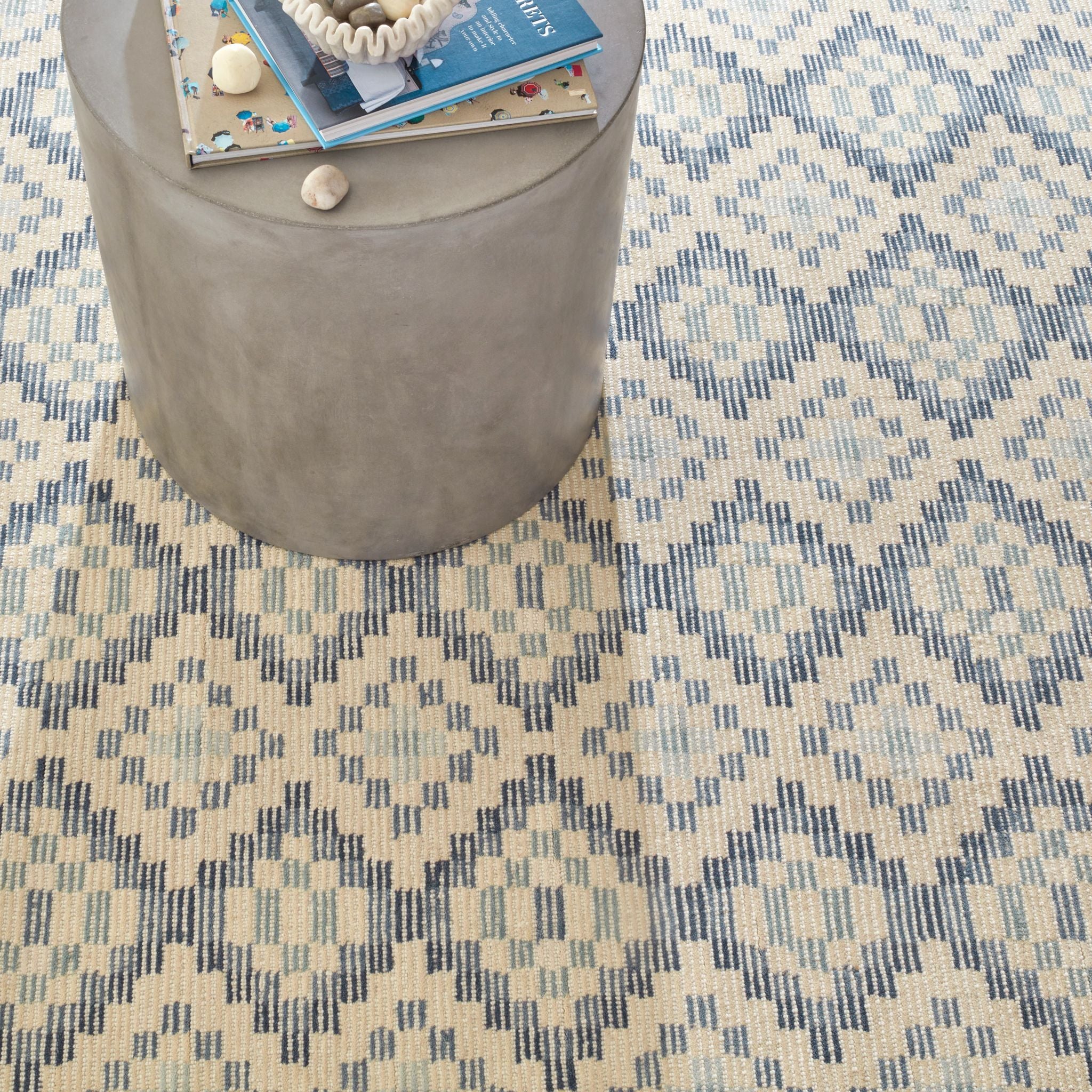 Diamond Cove Blue Hand Tufted Wool Rug - Image 2