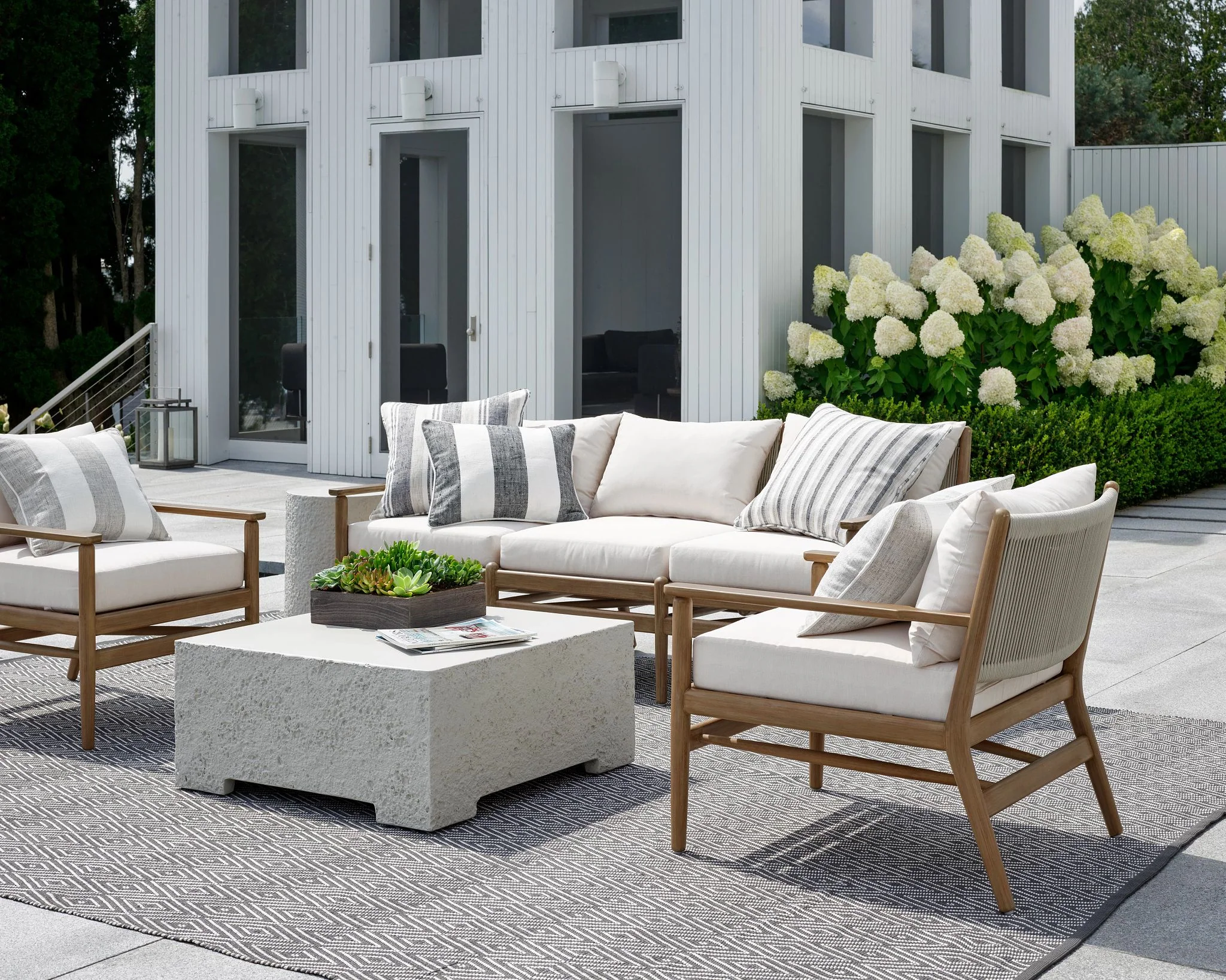 Diamond Graphite/Ivory Handwoven Indoor/Outdoor Rug - Image 3