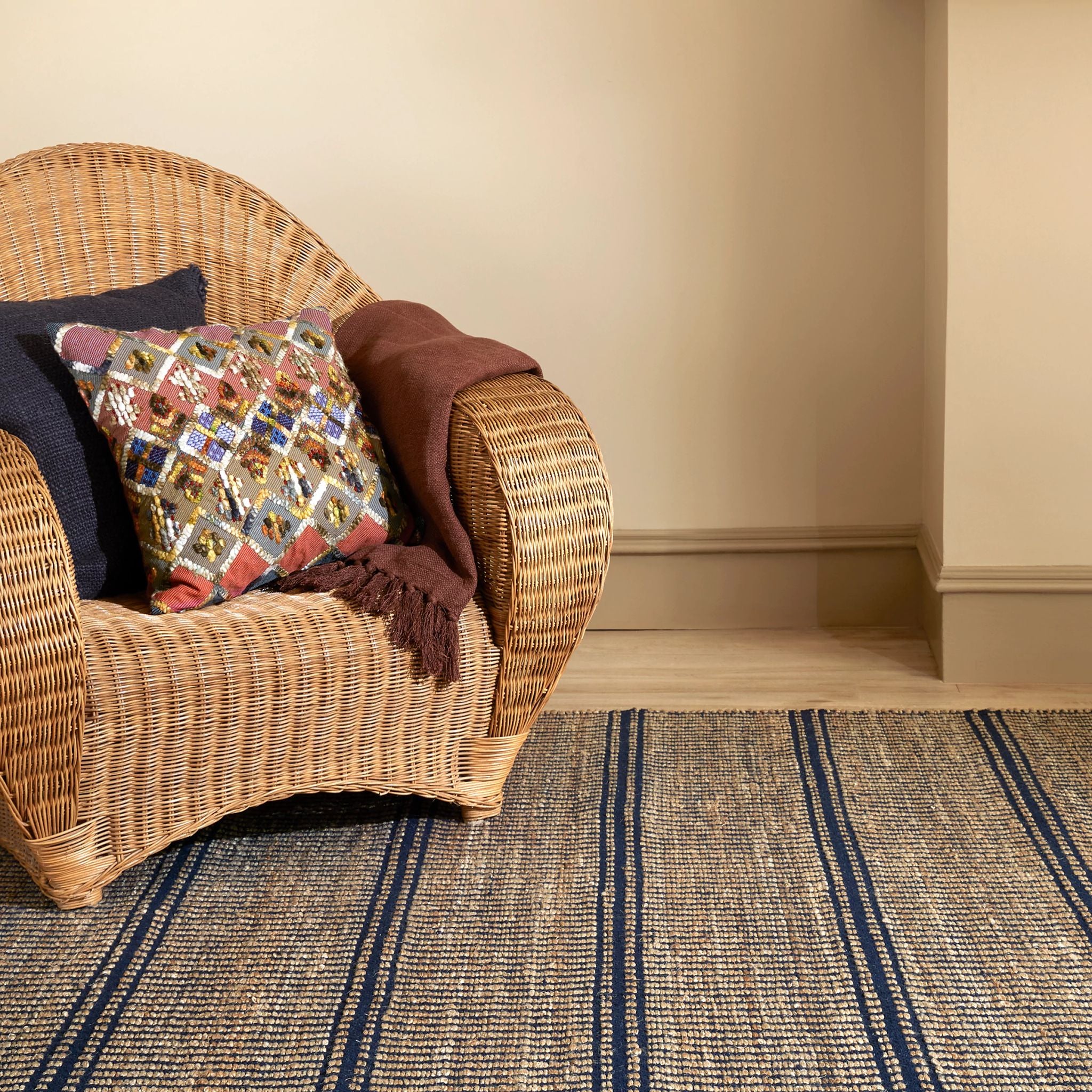 Arbor Navy Handwoven Jute Rug - Image 3