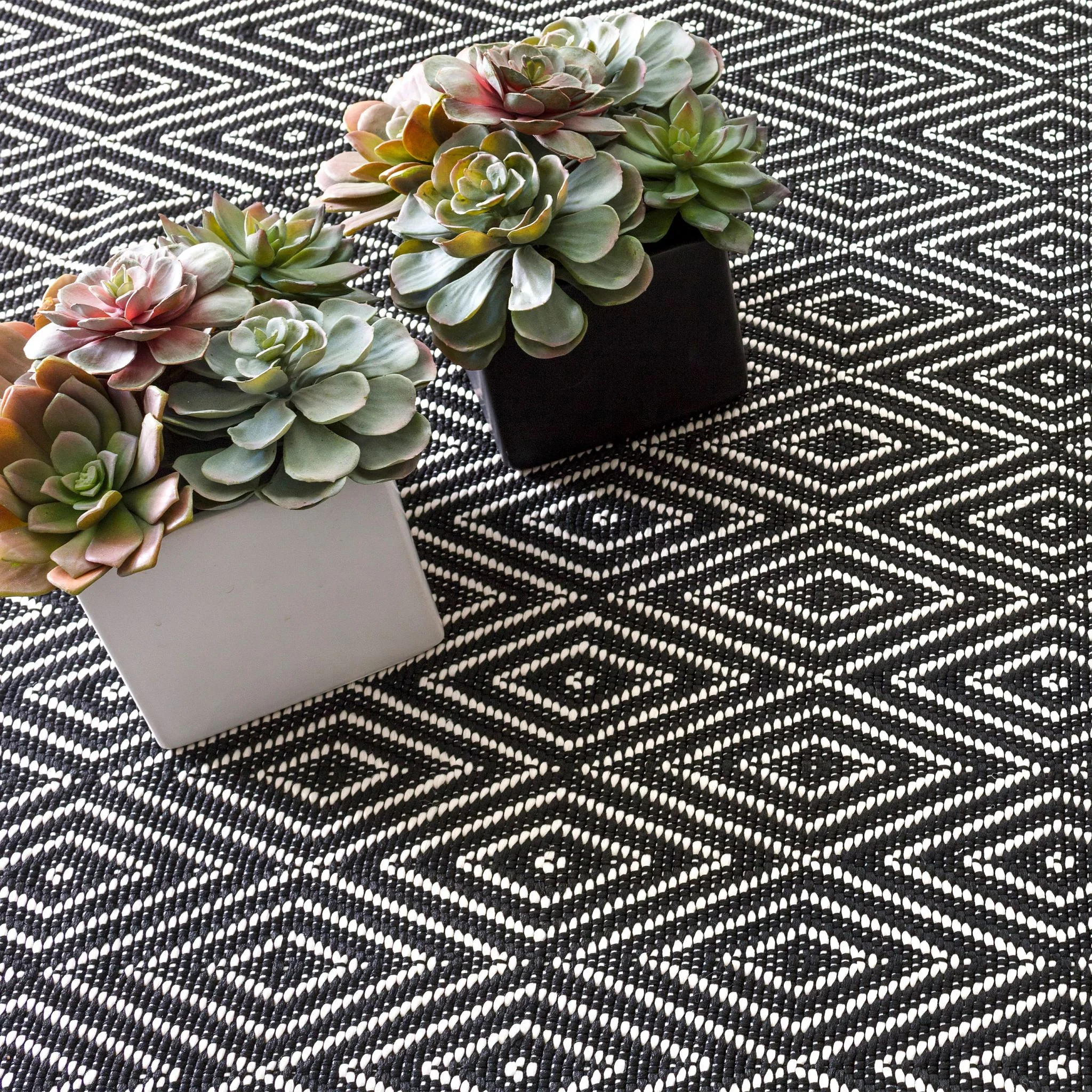 Diamond Black/Ivory Handwoven Indoor/Outdoor Rug - Image 2