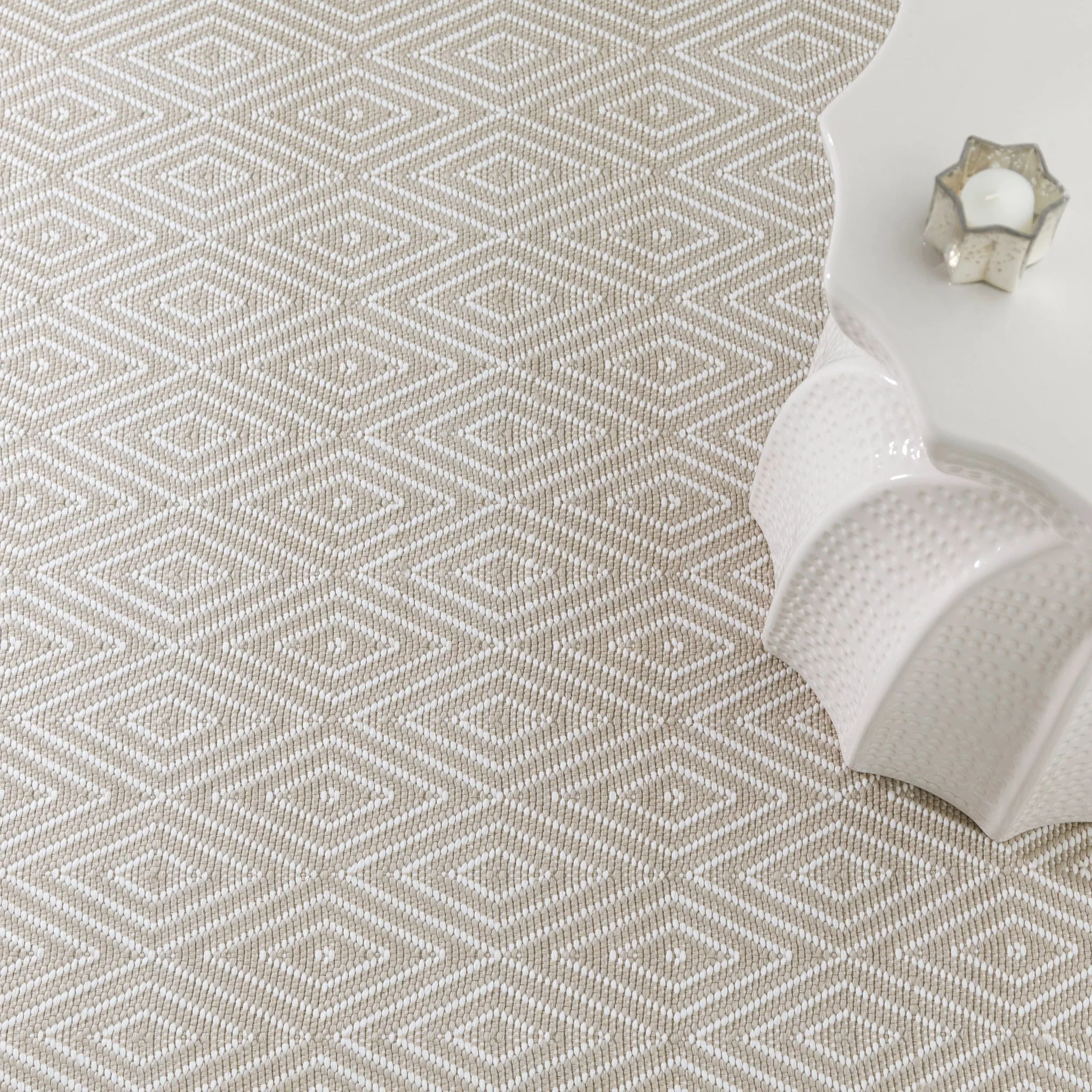 Diamond Platinum/White Handwoven Indoor/Outdoor Rug - Image 2