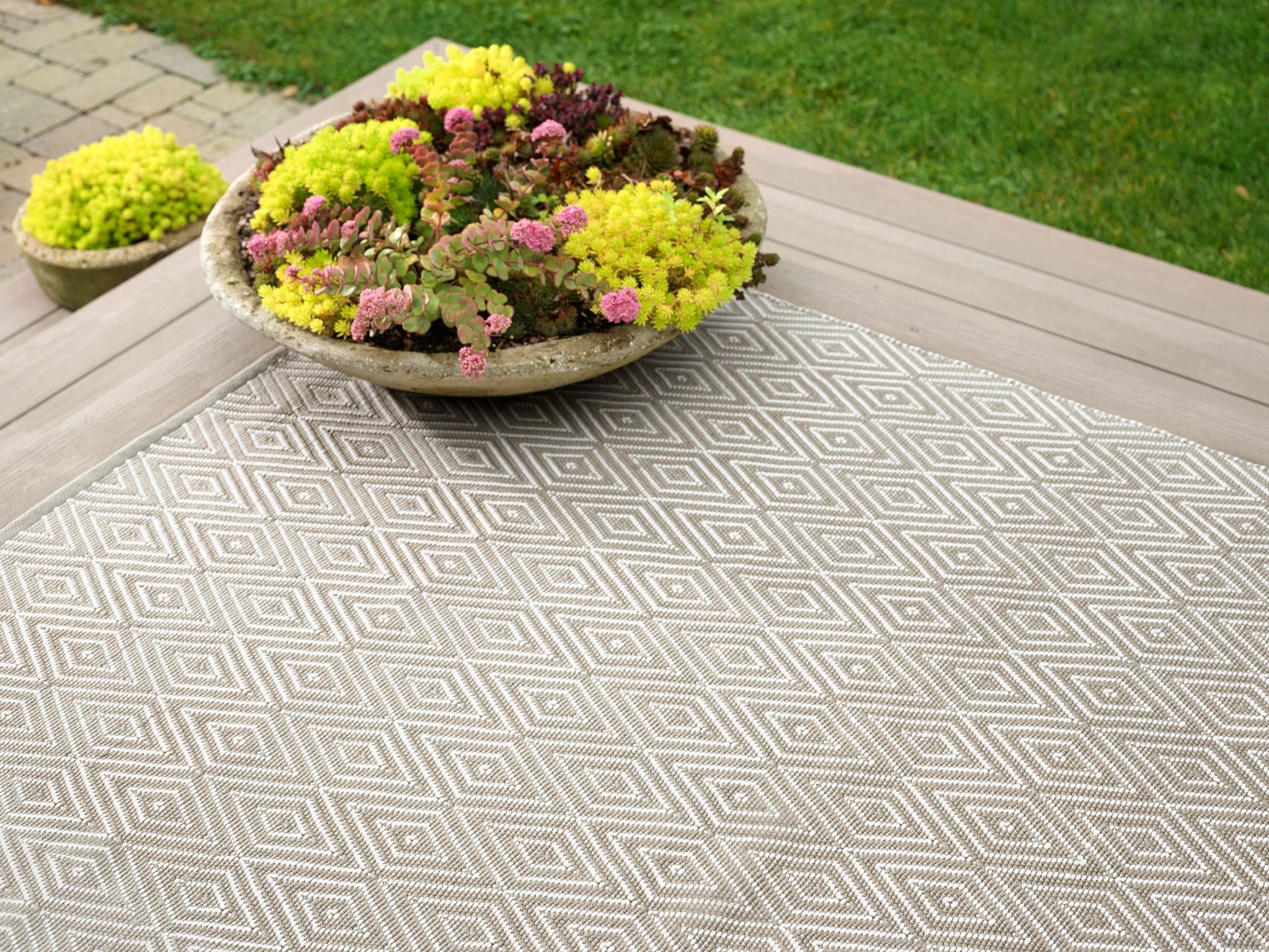 Diamond Platinum/White Handwoven Indoor/Outdoor Rug - Image 3