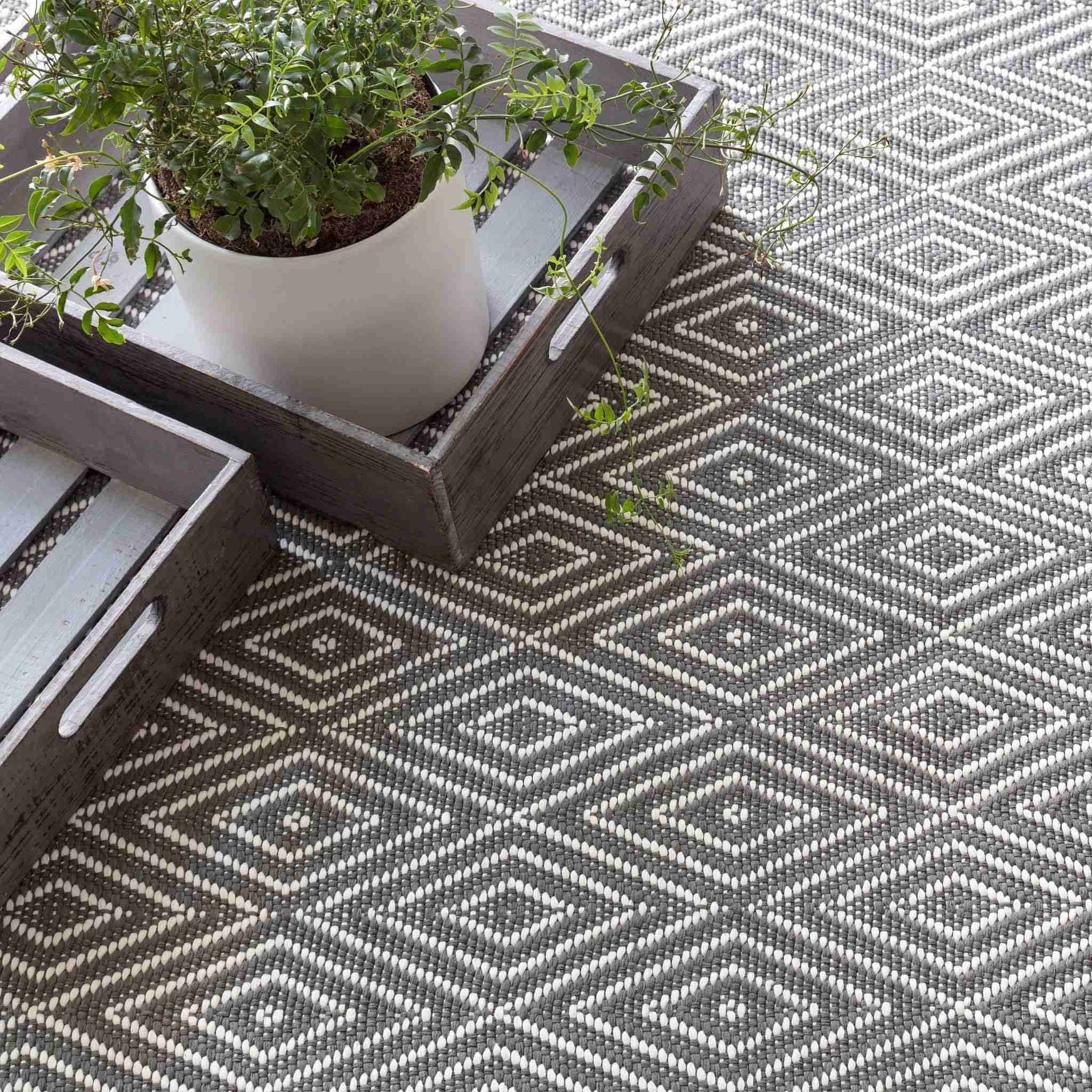 Diamond Graphite/Ivory Handwoven Indoor/Outdoor Rug - Image 2